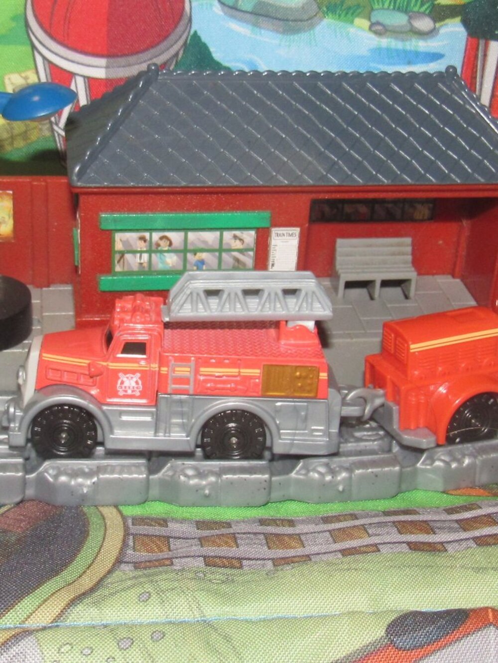 Thomas Take Along and Play Diecat Train Track Engine Flynn Fire Truck